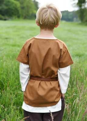 Tunique Linus à manches courtes pour enfant en coton marron, portée de dos avec sous-tunique pour reconstitution, GN ou LARP enfant