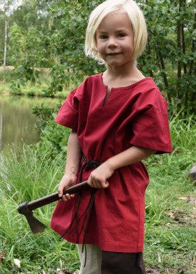Tunique Linus à manches courtes pour enfant en coton rouge, portée de face en extérieur pour reconstitution, GN ou LARP enfant