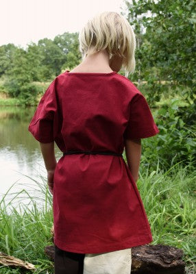 Tunique Linus à manches courtes pour enfant en coton rouge, portée de dos près de l’eau pour reconstitution, GN ou LARP enfant