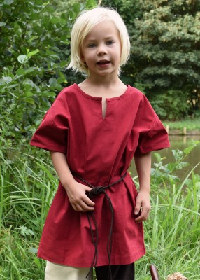 Tunique Linus à manches courtes pour enfant en coton rouge, portrait de face en extérieur pour reconstitution, GN ou LARP enfant
