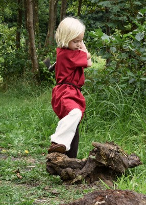 Tunique Linus à manches courtes pour enfant en coton rouge, portée en mouvement en extérieur pour reconstitution, GN ou LARP enfant