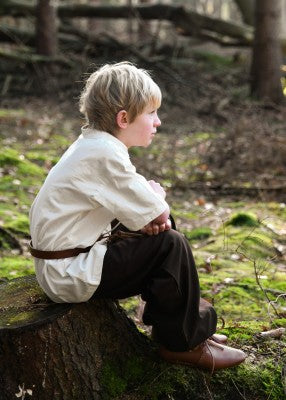 Chemise Nilo à manches courtes pour enfant en coton naturel, portée assise de profil pour reconstitution, GN ou LARP enfant