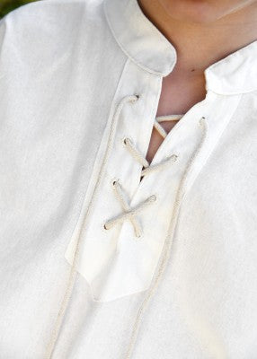 Chemise Nilo à manches courtes pour enfant en coton naturel, détail du col montant lacé pour reconstitution, GN ou LARP enfant