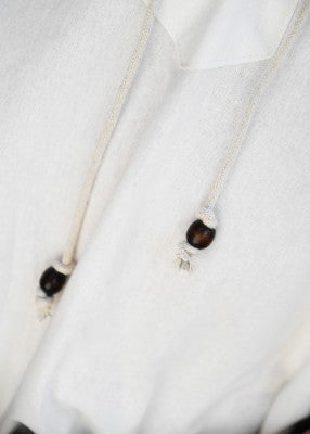Chemise Nilo à manches courtes pour enfant en coton naturel, détail des liens de laçage et des perles au col pour reconstitution, GN ou LARP