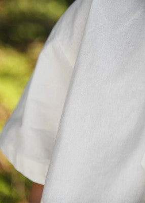 Chemise Nilo à manches courtes pour enfant en coton naturel, détail de la manche courte et du tissu pour reconstitution, GN ou LARP enfant