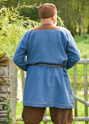 Tunique viking Esben en laine bleu-brun – broderie celtique, laine bleu-brun, vue 3/4 ceinturée, reconstitution, GN/LARP