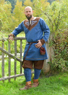 Tunique viking Esben en laine bleu-brun – broderie celtique, laine bleu-brun, face studio ceinturée, reconstitution, GN/LARP