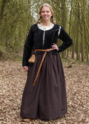 Veste-corsage Griselda en velours noir, vue en pied portée sur robe médiévale