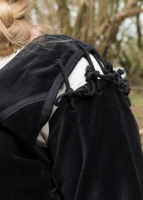 Détail des laçages d'épaule de la veste-corsage Griselda en velours noir