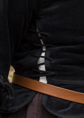 Détail du laçage latéral de la veste-corsage Griselda en velours noir