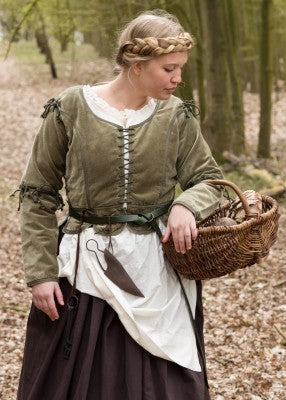 Veste-corsage Griselda en velours vert, vue de face avec panier sur robe médiévale