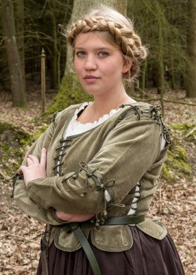 Veste-corsage Griselda en velours vert, portrait de face avec bras croisés