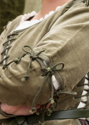 Détail des laçages au coude de la veste-corsage Griselda en velours vert